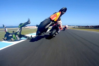 El toque entre Zarco y Márquez a 300 Km/h que pudo acabar en tragedia