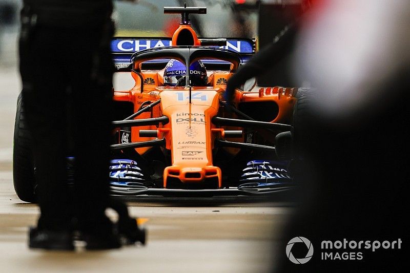 Fernando Alonso, McLaren MCL33, dans les stands