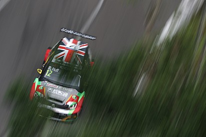Rob Huff se lleva la pole en el último suspiro