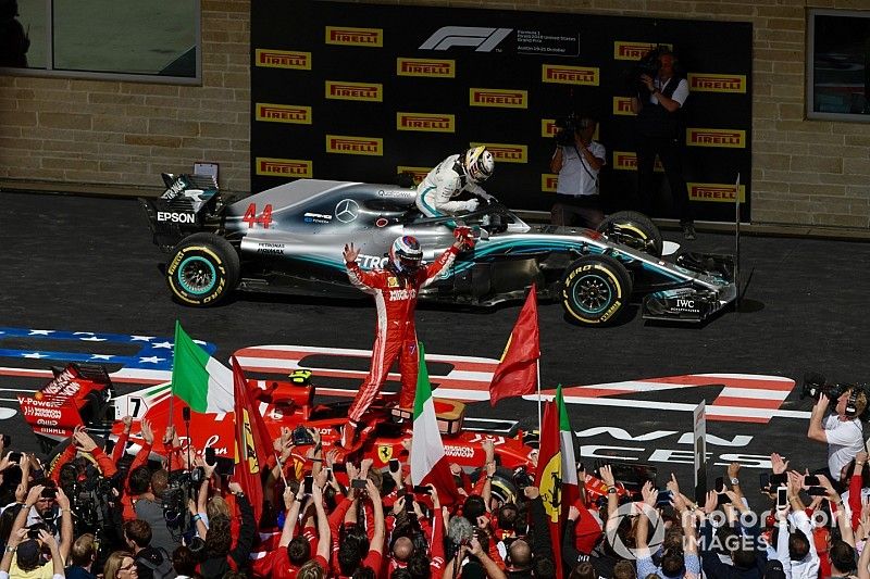 Ganador de la carrera Kimi Raikkonen, Ferrari SF71H celebra en Parc Ferme con Lewis Hamilton, Mercedes-AMG F1 W09 en un segundo plano