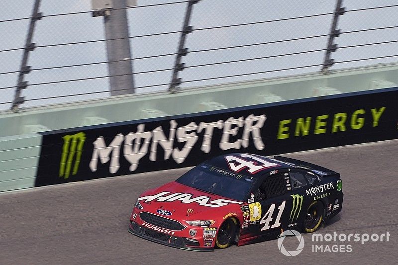 Kurt Busch sale de Stewart-Haas Racing, ¿Llega Suárez?