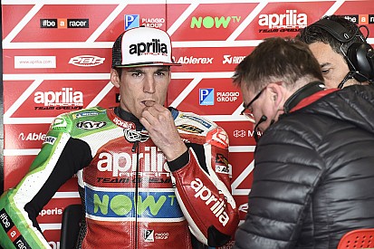 Che sfortuna Aleix Espargaro: un detrito della moto di Zarco lo ha colpito alla mano sinistra!