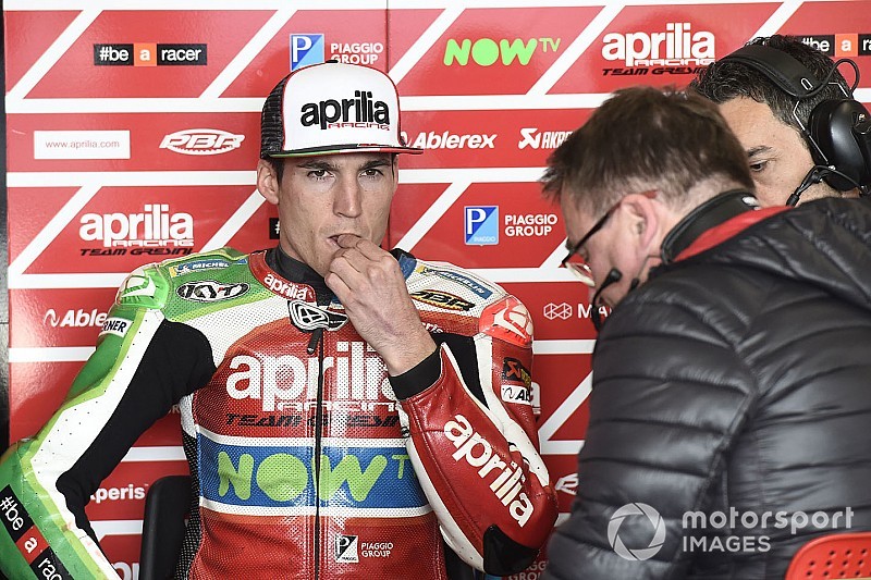 Che sfortuna Aleix Espargaro: un detrito della moto di Zarco lo ha colpito alla mano sinistra!