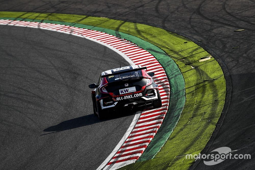 Guerrieri és Báldi hatalmas csatát vívott a győzelemért a WTCR online futamán: magyar siker