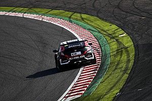 Guerrieri és Báldi hatalmas csatát vívott a győzelemért a WTCR online futamán: magyar siker