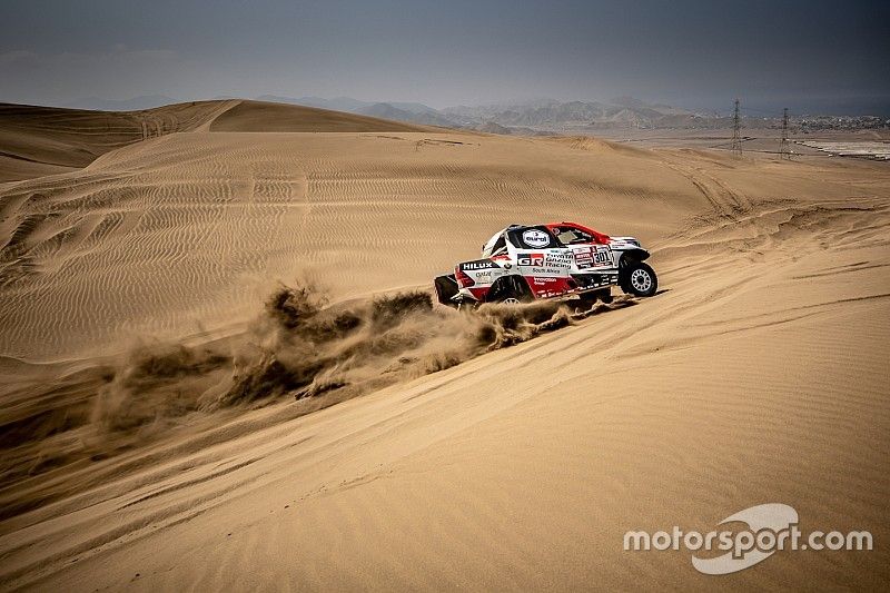 Al Attiyah comienza liderando el Dakar por delante de Sainz