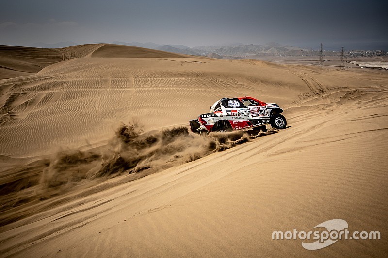 Al Attiyah comienza liderando el Dakar que le gusta por delante de Sainz