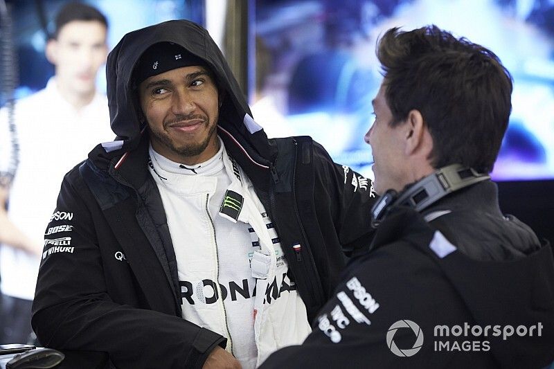 Lewis Hamilton, Mercedes AMG F1, et Toto Wolff, directeur exécutif, Mercedes AMG