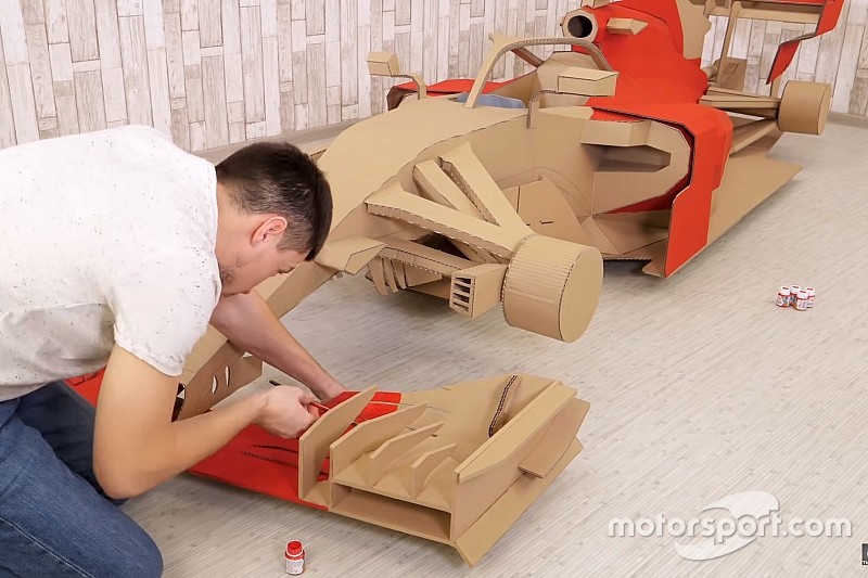 Помните машину Ф1 из картона? Теперь ее покрасили в ливрею Ferrari