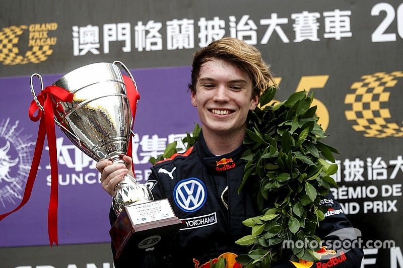 Podium: Race winner Dan Ticktum, Motopark Academy