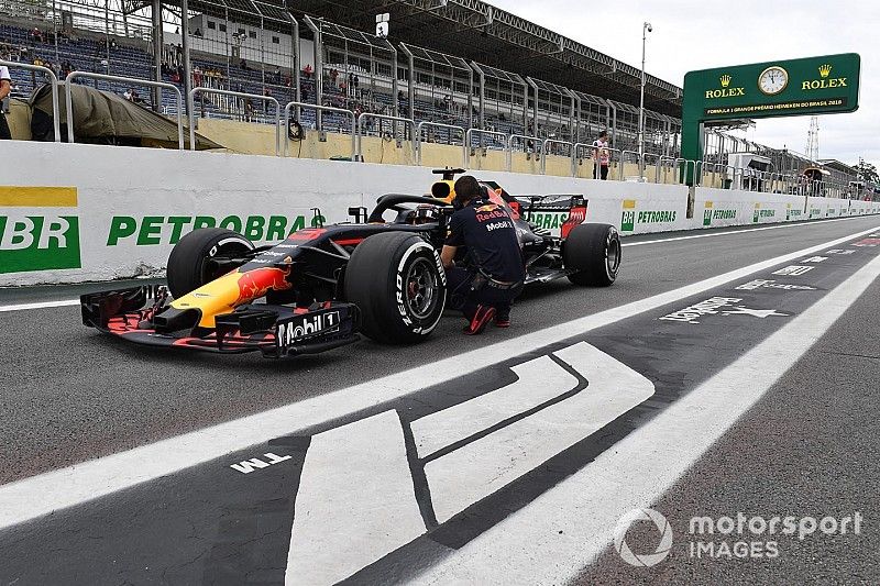 Daniel Ricciardo, Red Bull Racing RB14detenido en el pit lane en la PL1