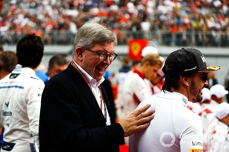 Ross Brawn, Managing Director of Motorsports, FOM, ve Fernando Alonso, McLaren, on the grid