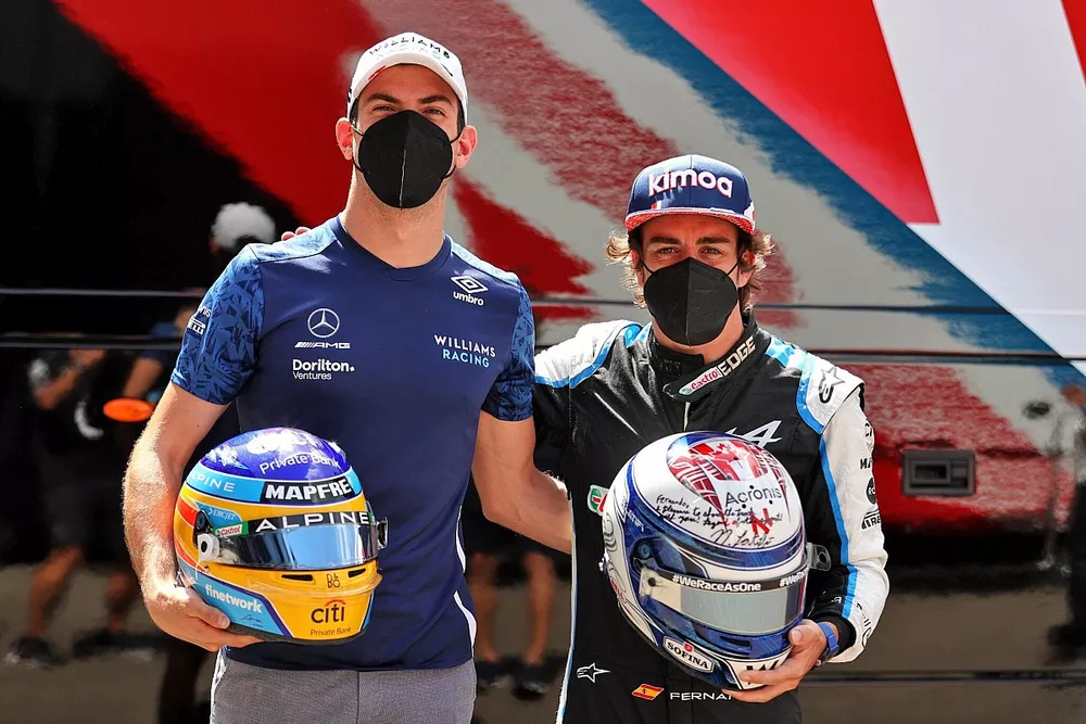 Fernando Alonso y Nicholas Latifi intercambian cascos