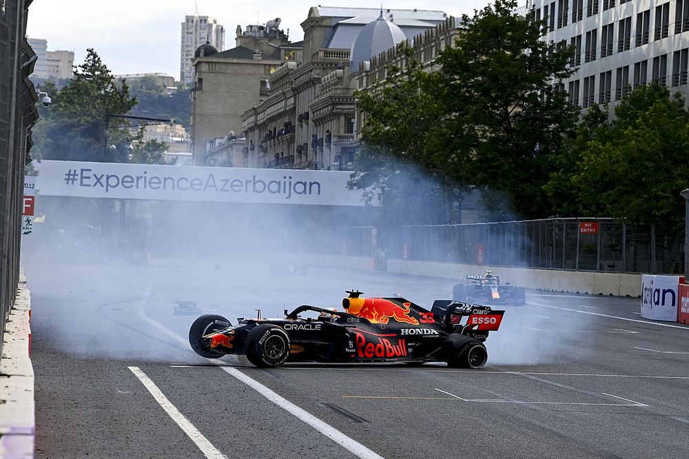 Max Verstappen, Red Bull Racing, crasht tijdens de Grand Prix van Azerbeidzjan