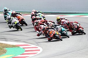 Rossi: Wedstrijdleiding moet harder optreden in Moto3