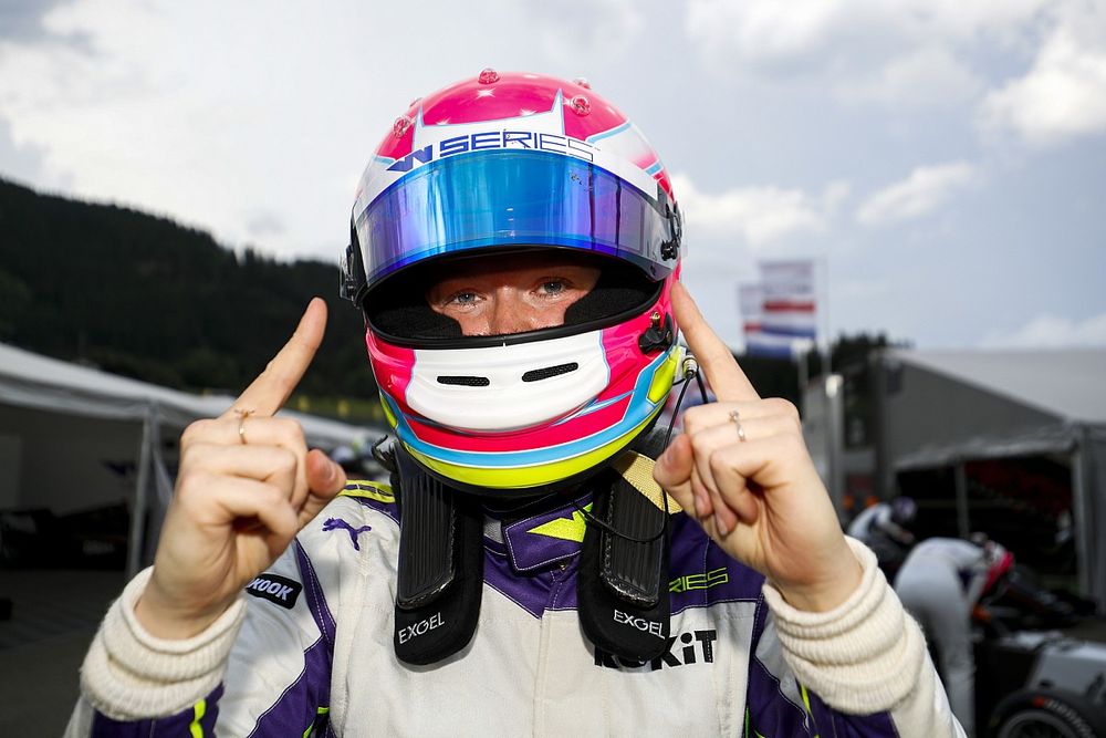 Ganadora de la pole Alice Powell celebra en Parc Ferme