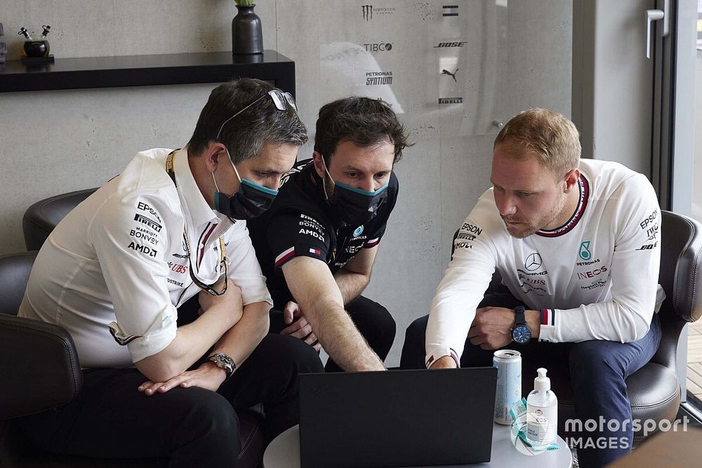 Valtteri Bottas, Mercedes, with engineers