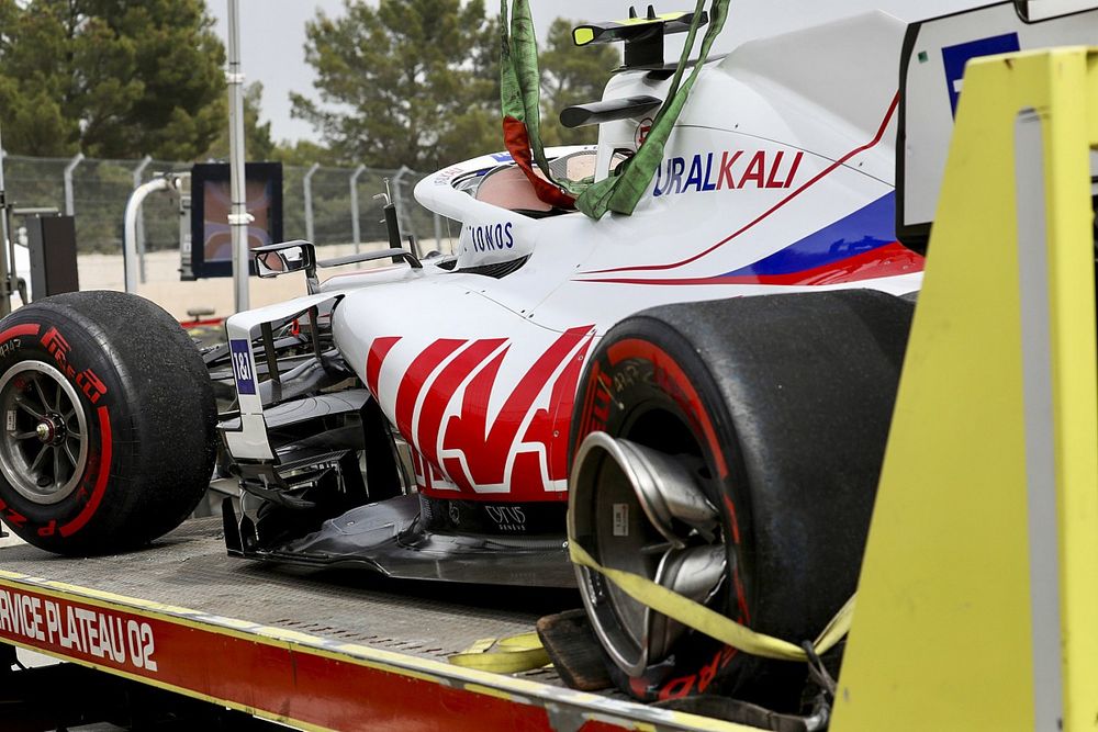 El coche dañado de Mick Schumacher, Haas VF-21