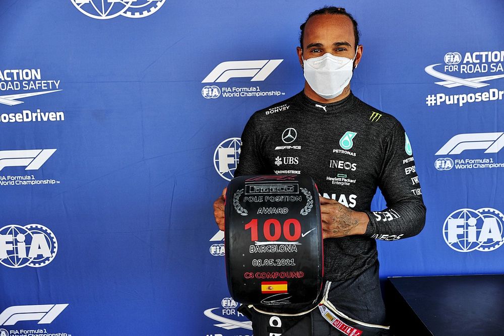 Pole Sitter Lewis Hamilton, Mercedes with the Pirelli pole position award