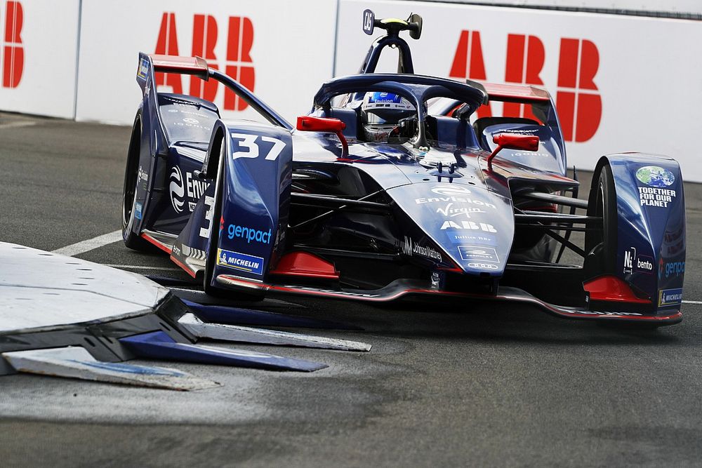 New York E-Prix: Cassidy claims pole, points leader Mortara last