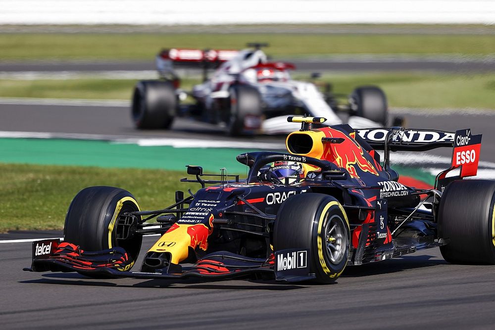 Sergio Perez, Red Bull Racing RB16B, Kimi Raikkonen, Alfa Romeo Racing C41