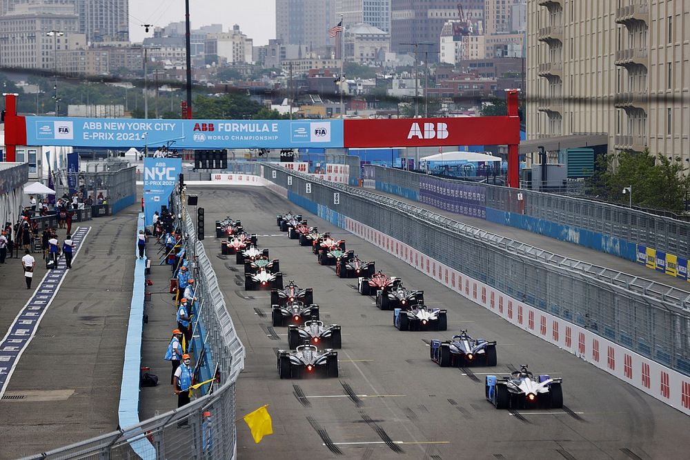 Sam Bird, Jaguar Racing, Jaguar I-TYPE 5, Mitch Evans, Jaguar Racing, Jaguar I-TYPE 5, lead the field away at the start