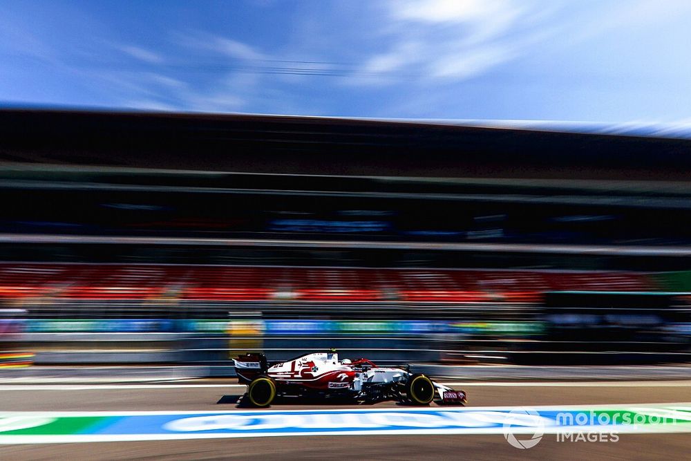ジョビナッツィ、スペインGPは不運重なり15位。ガレージで作業中に新品タイヤのバルブ破損