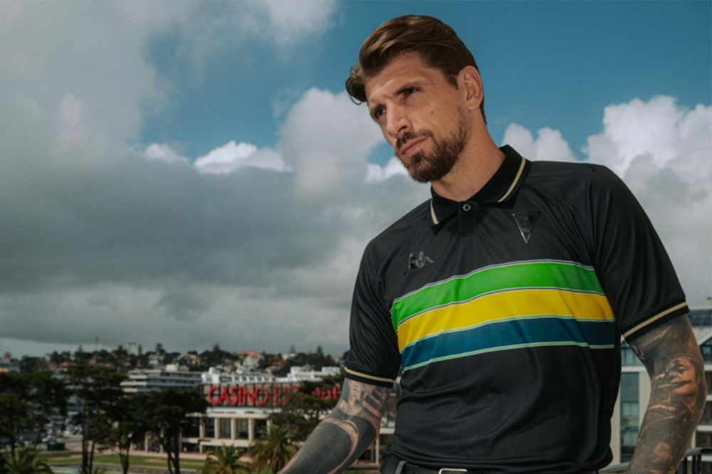La maglia celebrativa della squadra di calcio portoghese Estoril Praia dedicata ad Ayrton Senna