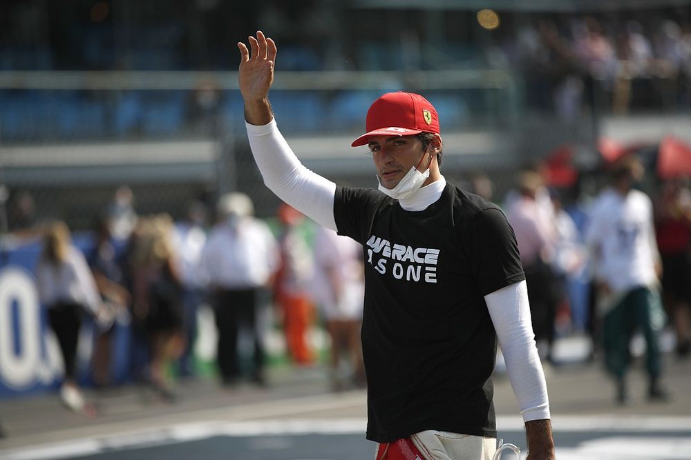 Sainz igyekszik lemásolni Leclerc stílusának egy részét az SF21-esben