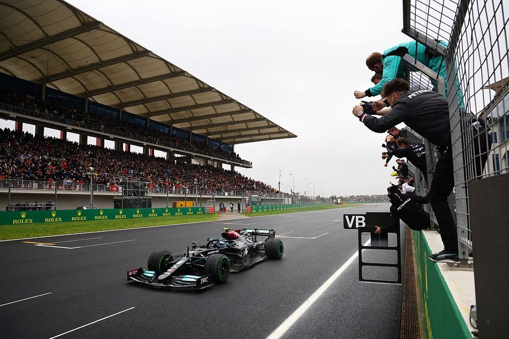 Het team van Mercedes viert de overwinning van Valtteri Bottas, Mercedes W12