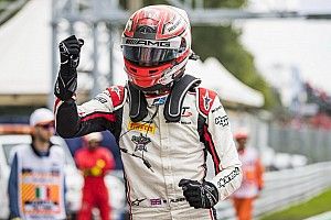 F2 Sochi: Russell wint zeer chaotische sprintrace, De Vries fraai vierde