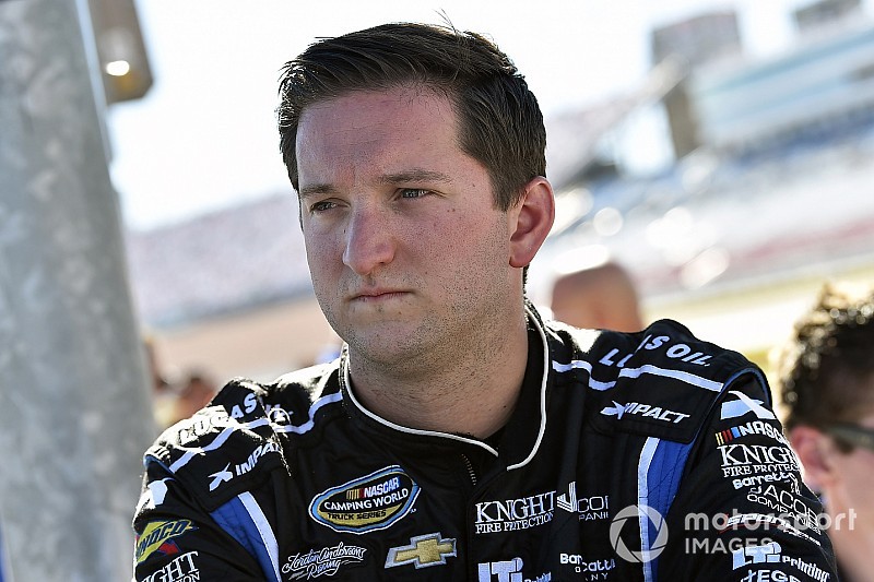 Emiten una orden de arresto para un piloto de NASCAR