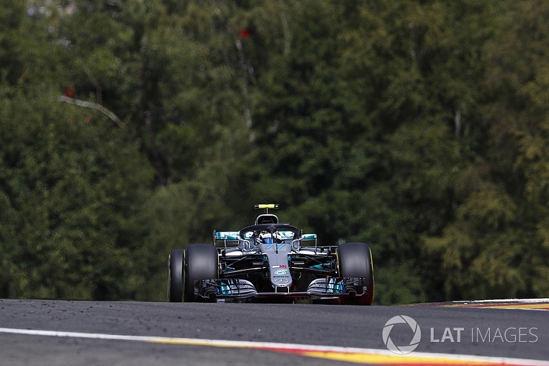 Vijf seconden straf voor Bottas om touché met Sirotkin