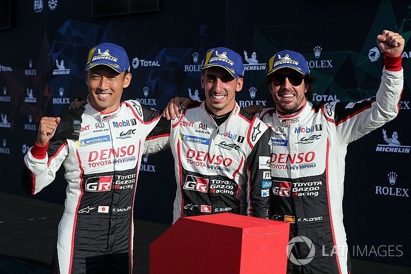 Ganadores de la carrera #8 Toyota Gazoo Racing Toyota TS050: Sebastien Buemi, Kazuki Nakajima, Fernando Alonso