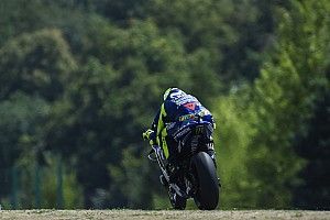 Kulisszatitkok Brnóból: interjú Rossival és Vinalessel, a MotoGP legjobb kilátása és legőrültebb szurkolója