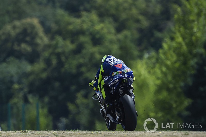 Kulisszatitkok Brnóból: interjú Rossival és Vinalessel, a MotoGP legjobb kilátása és legőrültebb szurkolója