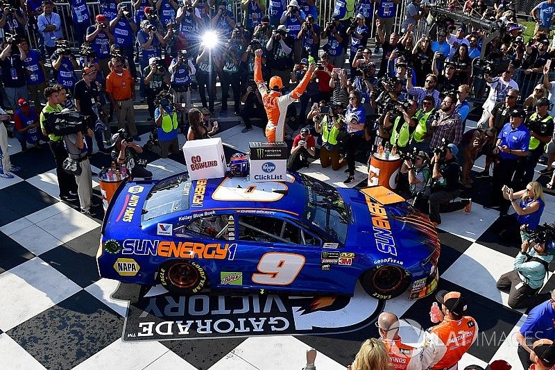 Winner Chase Elliott, Hendrick Motorsports Chevrolet