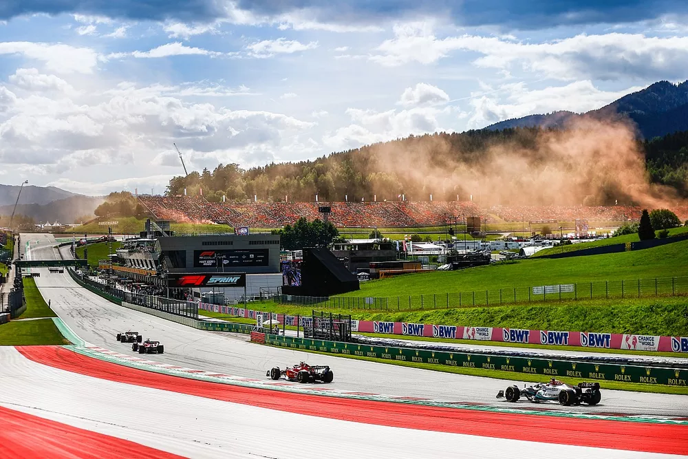 Max Verstappen, Red Bull Racing RB18, por delante de Charles Leclerc, Ferrari F1-75, Carlos Sainz, Ferrari F1-75, y George Russell, Mercedes W13.