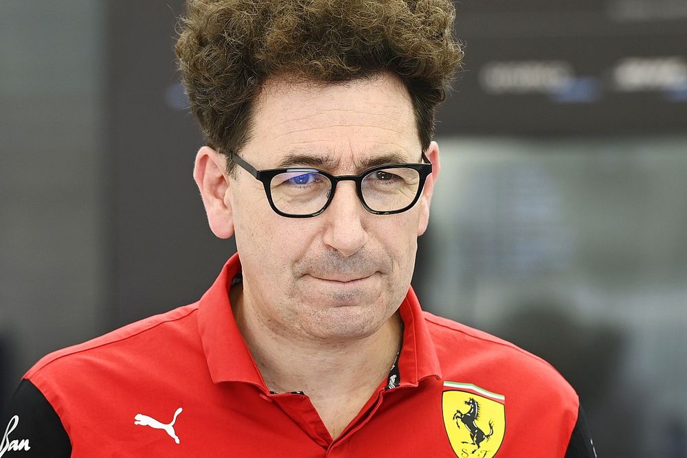 Mattia Binotto, director del equipo Ferrari, habla con los medios de comunicación