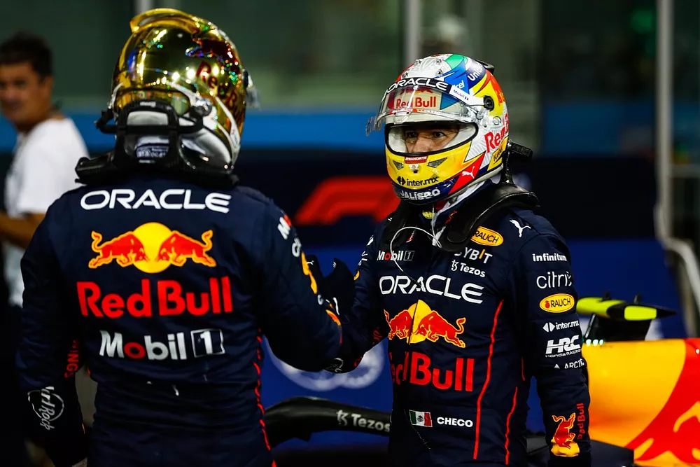 Ganador de la pole, Max Verstappen, de Red Bull Racing, y Sergio P&eacute;rez, de Red Bull Racing, se felicitan mutuamente en el Parc Ferme