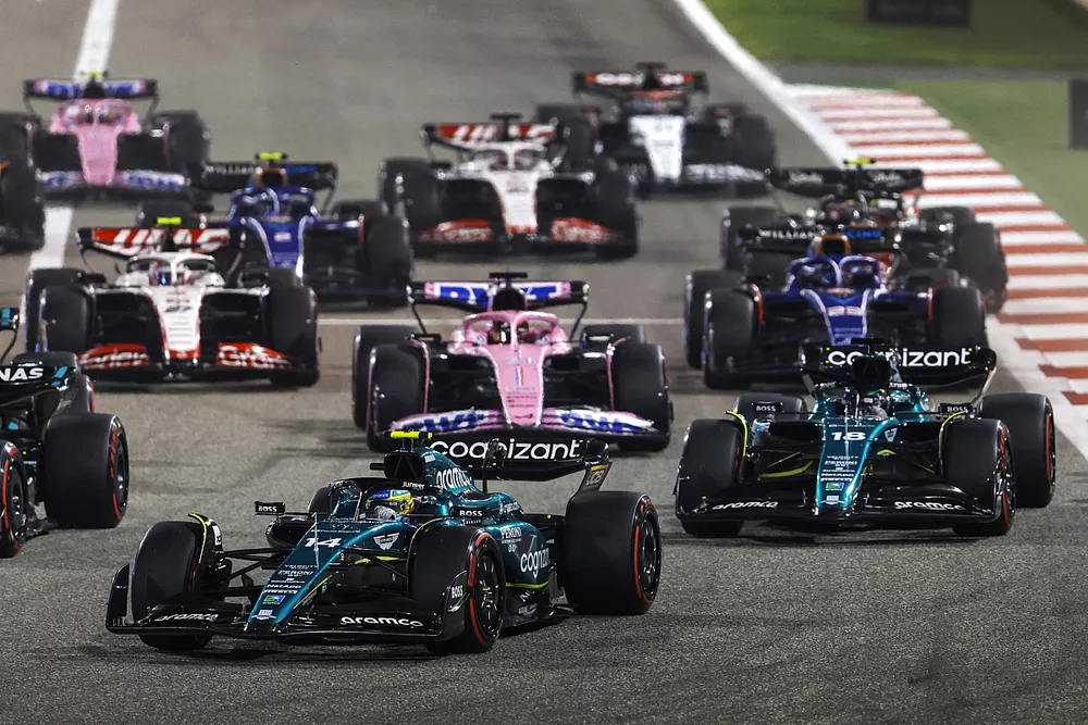 Fernando Alonso, Aston Martin AMR23, Lance Stroll, Aston Martin AMR23, Lando Norris, McLaren MCL60, Esteban Ocon, Alpine A523, the remainder of the field at the start