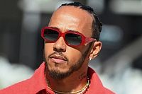 F1: FIA dá isenção médica a Hamilton para uso piercings no nariz