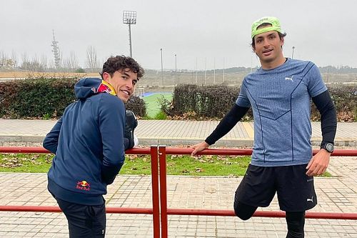 Carlos Sainz y Marc Márquez entrenan juntos para F1 y MotoGP