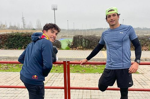 Makin Akrab, Carlos Sainz dan Marc Marquez Latihan Bareng