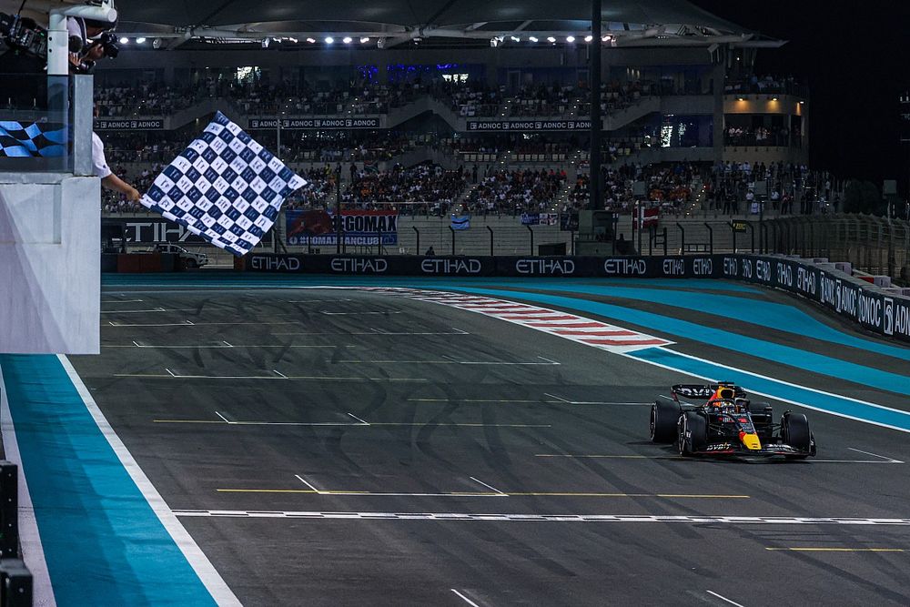 Le vainqueur Max Verstappen, Red Bull Racing RB18, prend le drapeau à damier