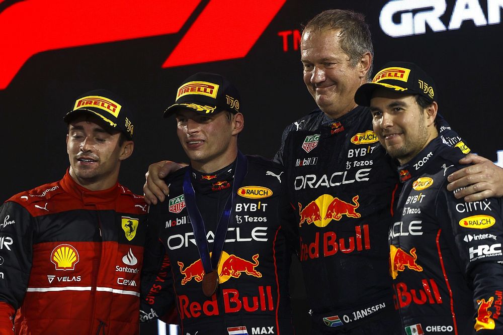 Podio: segundo lugar Charles Leclerc, Ferrari, ganador Max Verstappen, Red Bull Racing, Olaf Janssen, líder del Grupo de Infraestructura en Pista, Red Bull Racing, Tercer lugar Sergio Pérez, Red Bull Racing