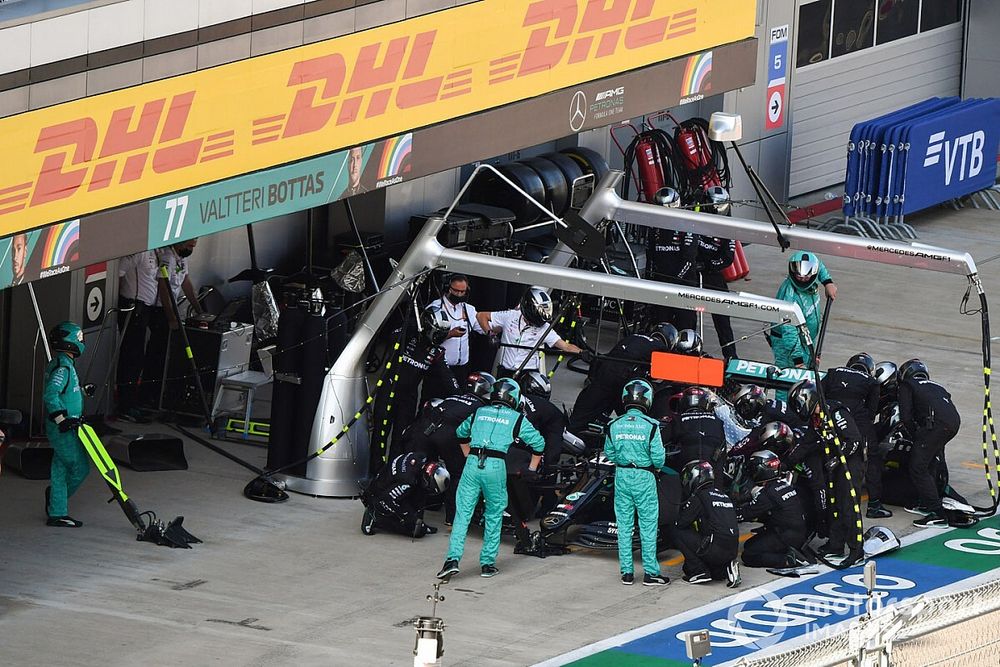 Lewis Hamilton, Mercedes F1 W11, en pits