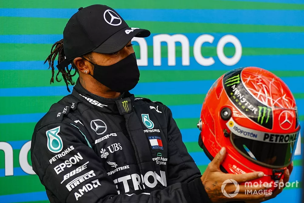 Lewis Hamilton, Mercedes-AMG F1, 1&deg;posto, con il casco di Michael Schumacher donatogli da Mick Schumacher
