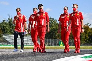 Феттель потратил 3 000 евро на картонные портреты коллег по Ferrari