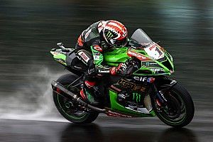 SBK, Magny-Cours, Gara 1: Rea domina sotto l’acqua, titolo vicino